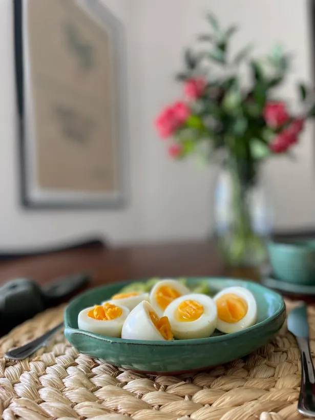 Refeição simples e caseira preparada durante o protocolo, ao lado de um arranjo de flores